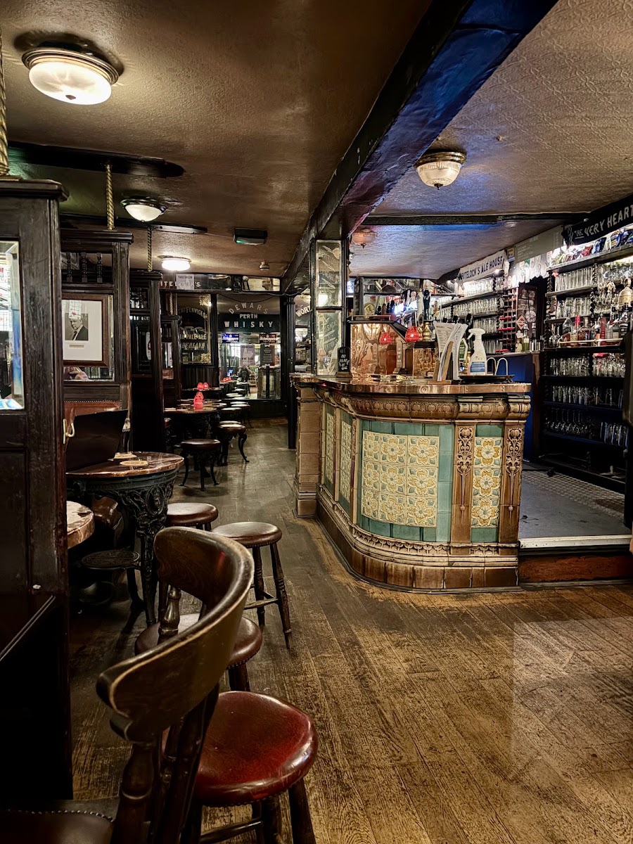 Whitelock's Ale House